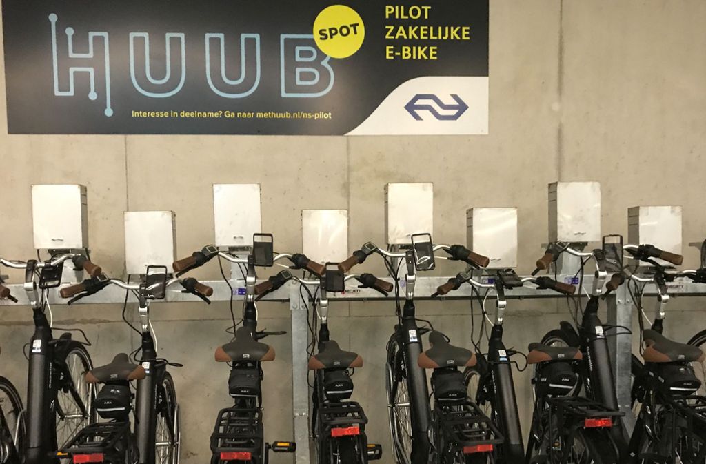 Ladestation für E-Bikes  in einer Fahrradparkgarage am Bahnhof in Amsterdam. Dies ist ein Pilotprojekt, bei dem man E-Bikes dienstlich mieten kann.