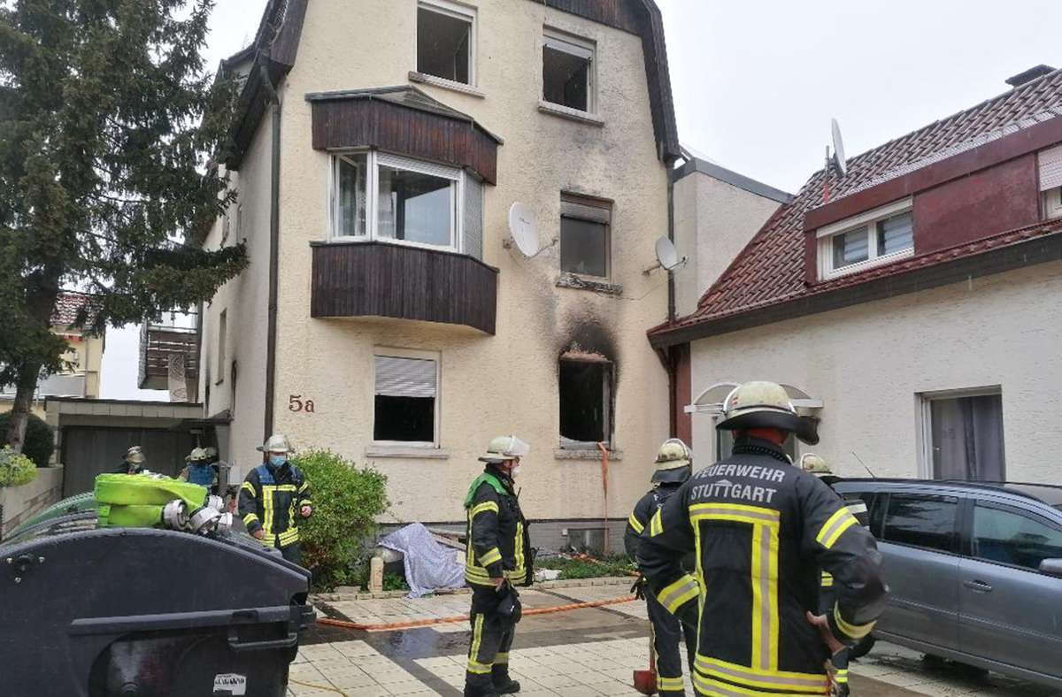 Im Erdgeschoss eines Mehrfamilienhauses kam es zu dem Feuer. Foto: Andreas Rosar Fotoagentur-Stuttg/Andreas Rosar Fotoagentur-Stuttg