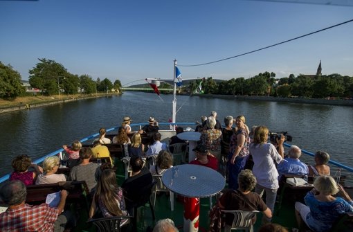 Rund 200 Gäste haben sich bei einer Flussfahrt auf und am Neckar umgesehen. Foto: Lichtgut/Max Kovalenko