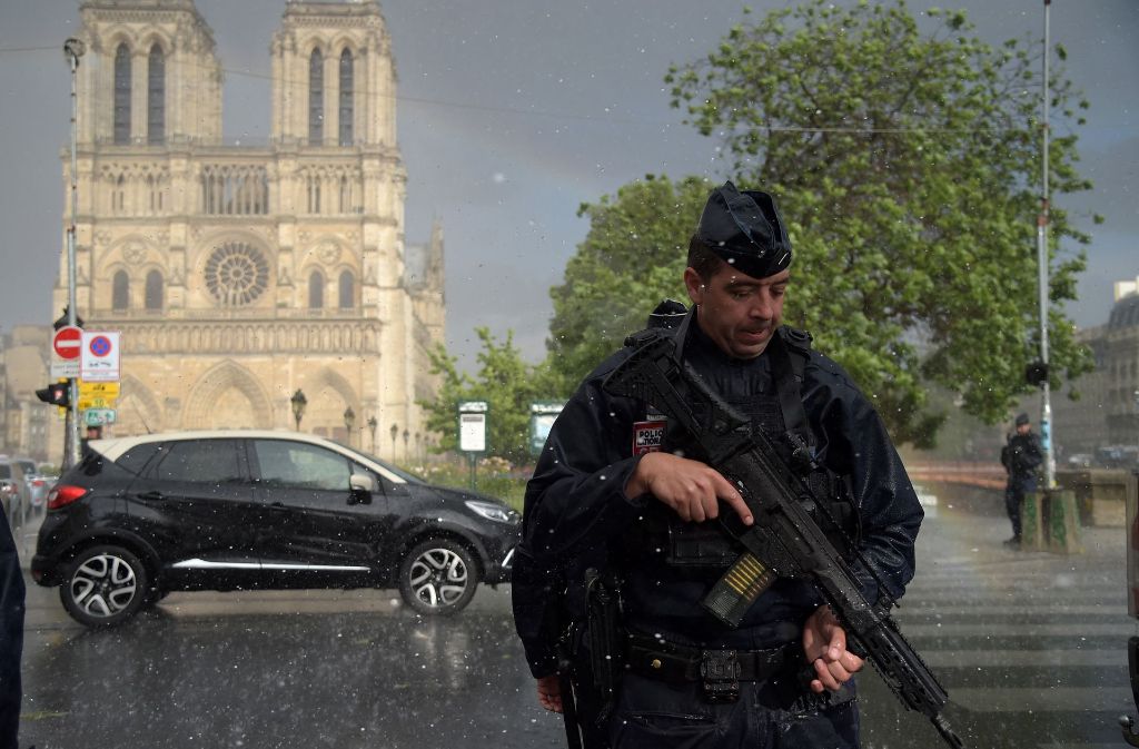 Polizisten sichern nach dem Angriff die Gegend um Notre-Dame ab.