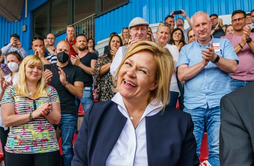 Mai 2022: Nancy Faeser freut sich über ihre Wiederwahl als hessische SPD-Vorsitzende auf dem Landesparteitag in Marburg. Foto: dpa/Andreas Arnold