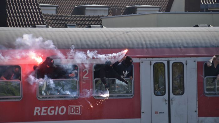 KSC-Fans demolieren S-Bahn-Waggon