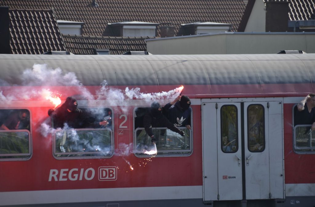 Karlsruher Fans zünden Pyrotechnik in der Bahn.