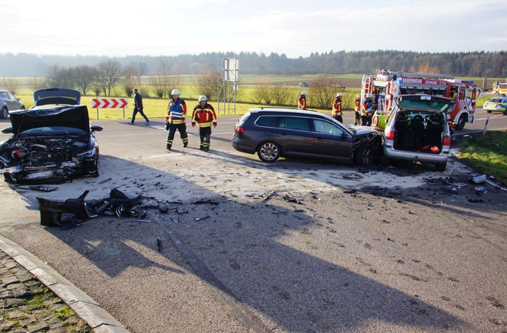 Die Feuerwehr räumt die Unfallstelle zwischen Löchgau und Kleinsachsenheim.