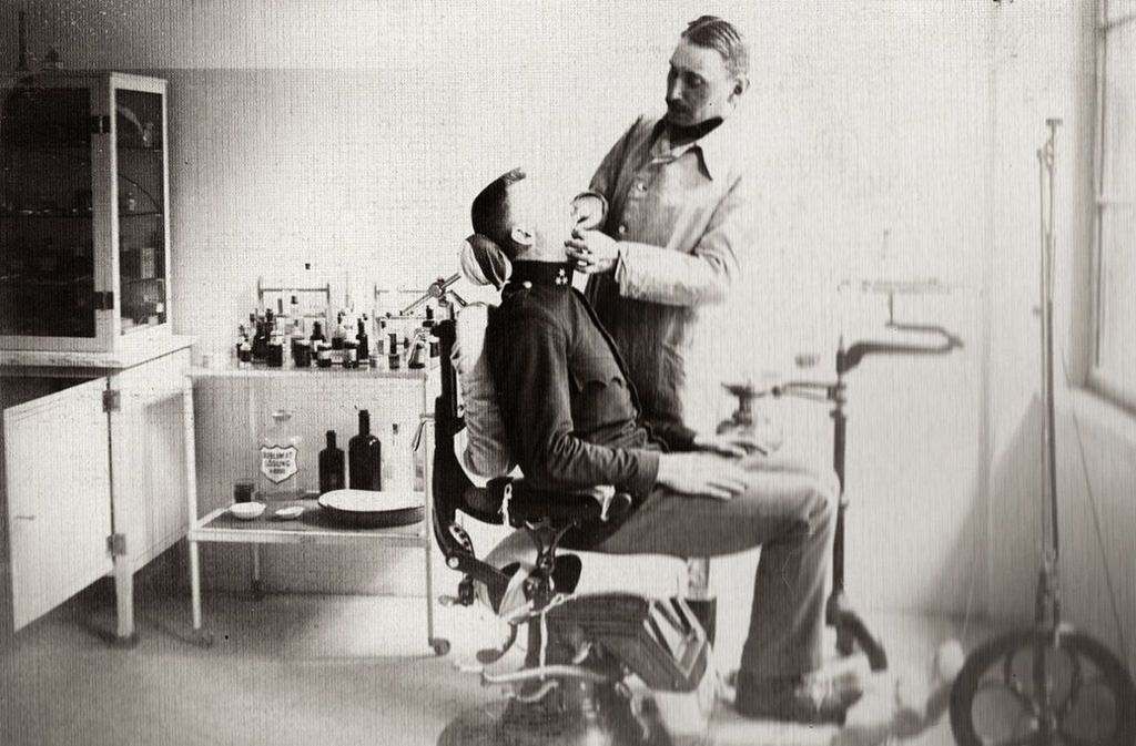 Das haut den stärksten Krieger um: Zahnärztliche Behandlung an der k.u.k. Militär-Oberrealschule in Eisenstadt (1912).