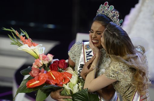 Die Vorjahressiegerin gratuliert zum „Miss“-Titel und küsst die Siegerin Keysi Sayago. Foto: AFP
