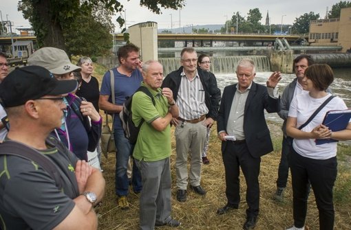 Beim Spaziergang mit dem Oberbürgermeister Fritz Kuhn (Dritter von rechts) durften die Leser auch auf die Neckarinsel. Foto: Lichtgut/Max Kovalenko