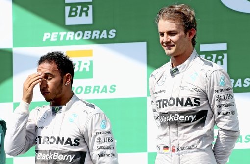 Nico Rosberg (re.) hat mit seinem Sieg in Brasilien den Rückstand auf Lewis Hamilton im WM-Wettrennen verkürzt Foto: Getty