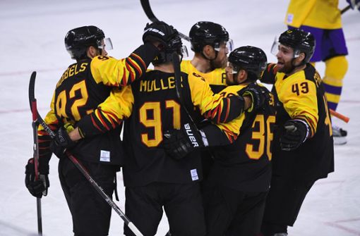 Die deutsche Eishockey-Mannschaft hat im Olympia-Viertelfinale Schweden besiegt. Foto: AFP