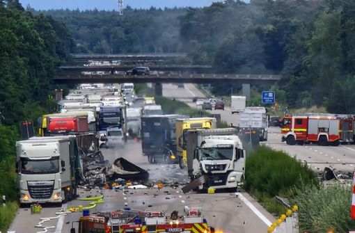 Nach einem Auffahrunfall auf der A2 in Sachen-Anhalt sind auf einem Gefahrguttransporter mehrere Gasflaschen explodiert. Foto: dpa/Cevin Dettlaff