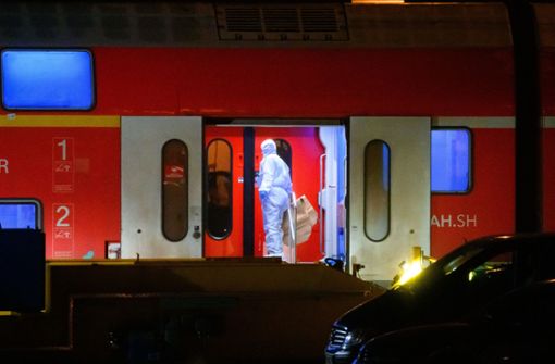 Am Tatort am Mittwochabend in Brokstedt untersuchten Spezialkräfte den Zug. Foto: dpa/Jonas Walzberg