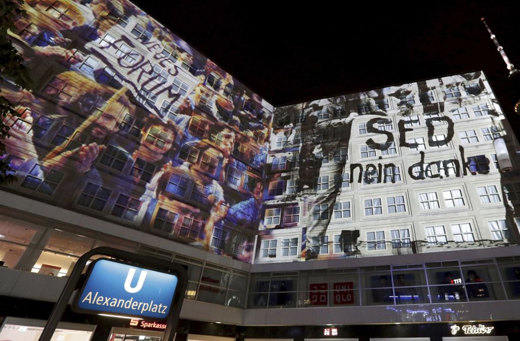 Große Videoprojektionen schmückten am Montag unter anderem Gebäude am Alexanderplatz.