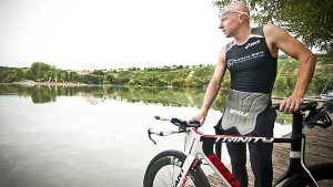 Der Triathlet Stephan Vuckovic mit seinem Fahrrad am Max-Eyth-See. Foto: Max Kovalenko/PPF