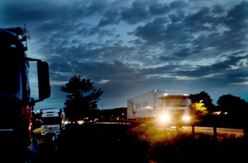 Der Rasthof ruft: Fernlastwagen nahe der  Autobahnraststätte Wunnenstein. Foto: Werner Kuhnle