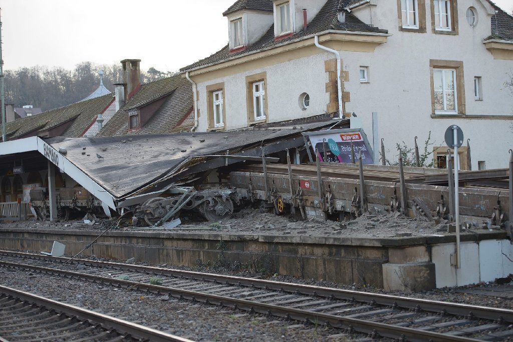 Nach dem schweren Güterwaggon-Unfall am Bahnhof Stuttgart-Feuerbach fahren die Stadt- und Regionalbahnen von diesem Dienstag an wieder wie gewohnt. Foto: www.7aktuell.de/Eyb