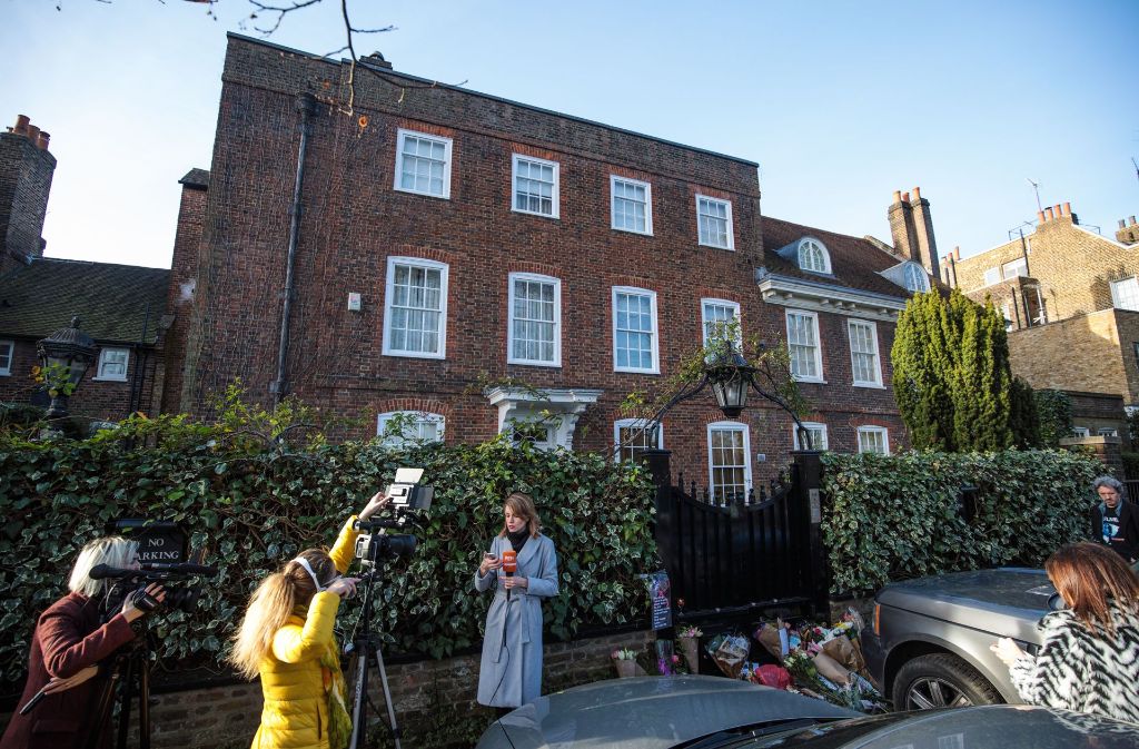 Vor dem Haus von George Michael im Londoner Stadtteil Highgate stehen Reporter. Fans haben auch hier Blumen und letzte Worte für den verstorbenen Sänger niedergelegt.