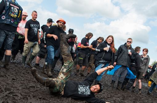 Friedlich feiernde Heavy-Metal-Fans prägten das Bild beim Wacken Open Air. Foto: dpa