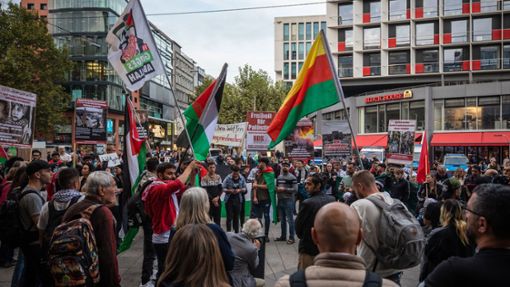 Am 09. Oktober gab es eine pro-palästinensische Kundgebung in Stuttgart. Foto: dpa/Christoph Schmidt