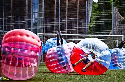 Beim Bubble Soccer spielt man mitunter auch mal kopfüber Fußball. Foto: z/Patrick Schäfer