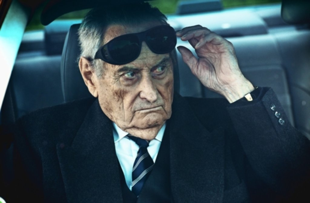 Walter Schultheiß als 90 Jahre alter Patriarch in dem Kinofilm „Global Player“. Mehr Fotos des Schauspielers in unserer Bildergalerie. Klicken Sie sich durch!