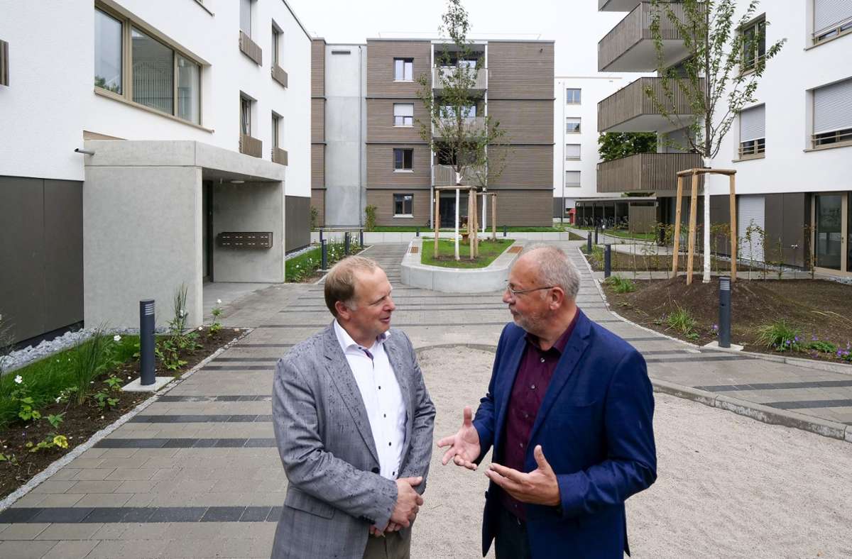 Setzen seit 2016 nicht mehr auf fossile Energien: Achim Eckstein (li.) und Andreas Veit von der Wohnungsbaugesellschaft in Ludwigsburg – hier in Grünbühl. Foto: Simon Granville