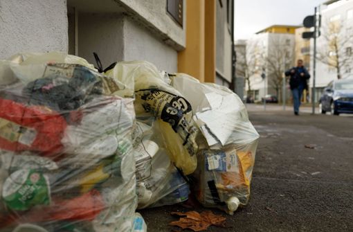 Nicht abgeholte Gelbe Säcke sorgen für Unmut in der Stadt. Foto: Lichtgut//Leif Piechowski