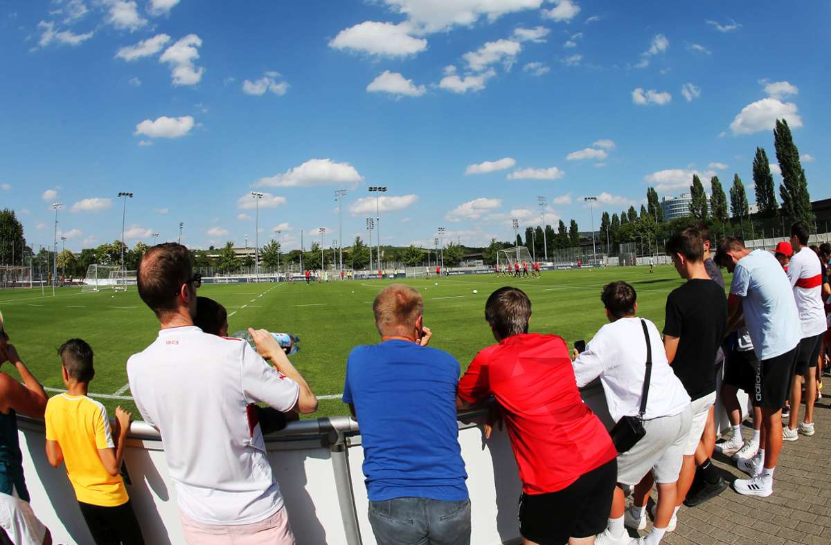 Die Sommerferien machen es möglich: Rund 500 Fans drängten sich um den Trainingsplatz.