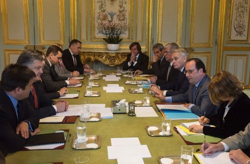Treffen in Paris: Der französische Präsident Francois Hollande (zweiter von rechts) und der ukrainische Präsident Petro Poroshenko (zweiter von links). Poroshenko betonte bei dem Treffen die Notwendigkeit der Verlängerung der Sanktionen. Foto:  