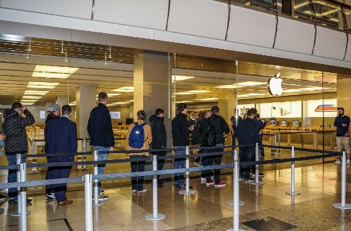 Die Warteschlange vor dem Apple Store im Sindelfinger Breuningerland war um 8 Uhr noch überschaubar. Foto: SDMG