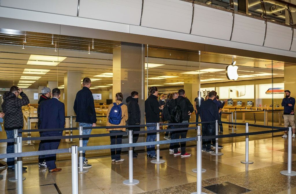 Die Warteschlange vor dem Apple Store im Sindelfinger Breuningerland war um 8 Uhr noch überschaubar.