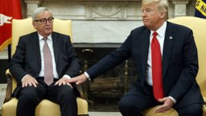 Gute Miene zum bösen Spiel: US-Präsident Donald Trump legt seine Hand auf die Hand von Jean-Claude Juncker, Präsident der Europäischen Kommission. Foto: AP