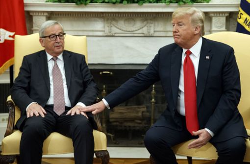 Gute Miene zum bösen Spiel: US-Präsident Donald Trump legt seine Hand auf die Hand von Jean-Claude Juncker, Präsident der Europäischen Kommission. Foto: AP