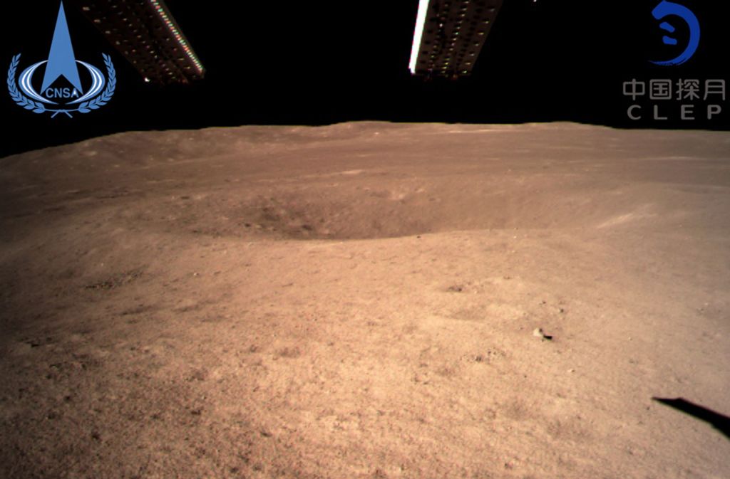 Erstmals in der Geschichte ist eine Raumsonde auf der Rückseite des Mondes gelandet. Chang’e 4 setzte Donnerstag um 3.26 Uhr am Aitken-Krater in der Nähe vom Südpol des Erdtrabanten auf.