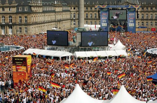 So sah das Public Viewing bei der Fußballweltmeisterschaft 2006 in Stuttgart auf dem Schlossplatz und dem Ehrenhof aus. Foto: picture alliance / dpa/Marijan Murat