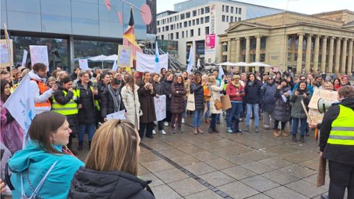 Mehr als 150 Arzthelferinnen und Arzthelfer treten auf dem Stuttgarter Schlossplatz offensiv für höhere Einkommen ein. Foto: VmF
