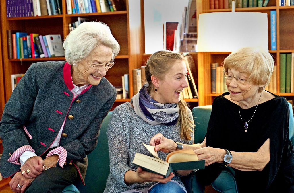 Wohngemeinschaft mit Vorlesestunde: Renate Heumann (rechts) und Margarethe Klages nehmen Marit Meinhold in die Mitte.