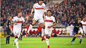 Freudensprung: Mario Gomez jubelt über das VfB-Tor – und mit ihm lachen auch Daniel Ginczek (links) und Berkay Özcan. Foto: Baumann