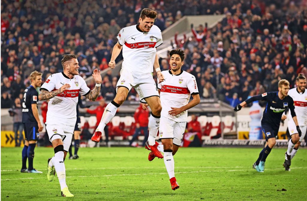 Freudensprung: Mario Gomez jubelt über das VfB-Tor – und mit ihm lachen auch Daniel Ginczek (links) und Berkay Özcan.