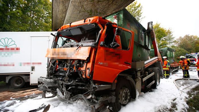 Lkw-Fahrer stirbt bei Frontal-Crash