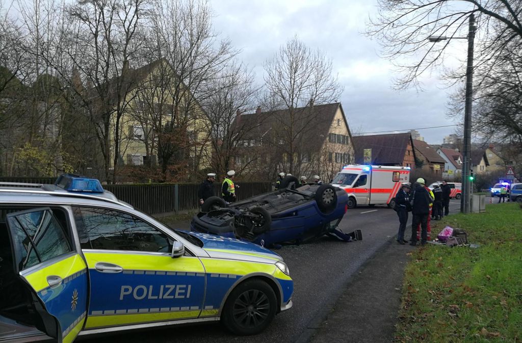 Spektakulärer Unfall in Stuttgart-Mühlhausen