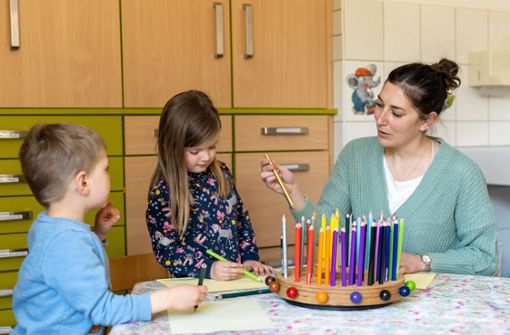 Alle Farben ausprobieren: Julia Barbov malt mit Kindern. Foto: Eibner-Presse/Svetlana Kohlmeier