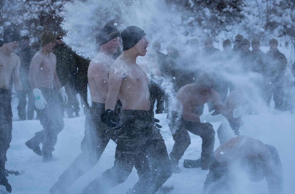 Soldaten wirbeln bei einem Militärtraining in Pyeongchang Schnee auf und trotzen oberkörperfrei den Minusgraden.