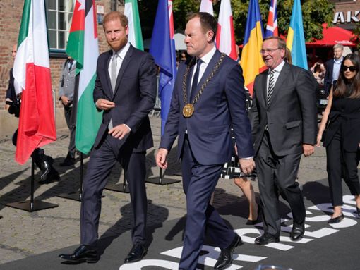 Prinz Harry (l.) beim Empfang der Stadt Düsseldorf vor Beginn der Invictus Games. Foto: imago images/Political-Moments