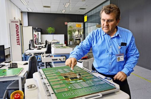Rolf Neuweiler,  Entwicklungschef  bei Advantest Deutschland, erläutert, wie die Geräte zur Prüfung von Halbleitern  funktionieren. Foto: factum/Simon Granville
