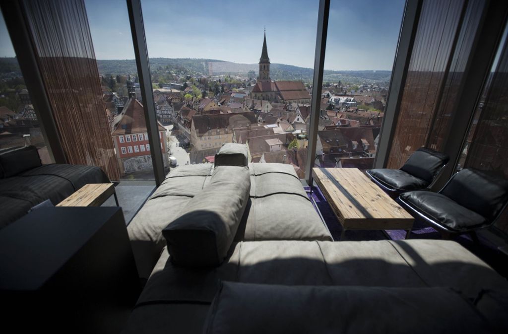 In Schorndorf kann man zudem in der Skybar über den Dächern der Stadt, im Daimler-Geburtshaus, im Stadtmuseum oder in den Weinbergen heiraten.