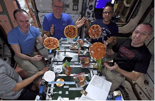 Von links: Die Astronauten Sergei Rjasanski aus Russland, Paolo Nespoli aus Italien, Joe Acaba aus den USA und Randy Bresnik beim Pizza-Essen. Foto: NASA/AP
