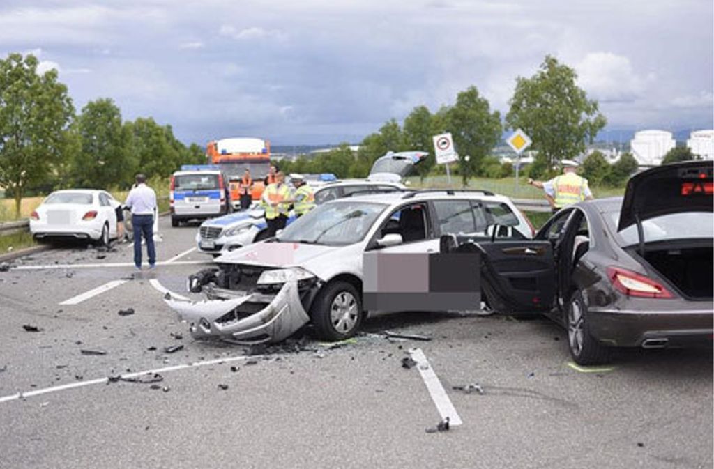 Die Autos wurden bei dem Unfall schwer beschädigt.