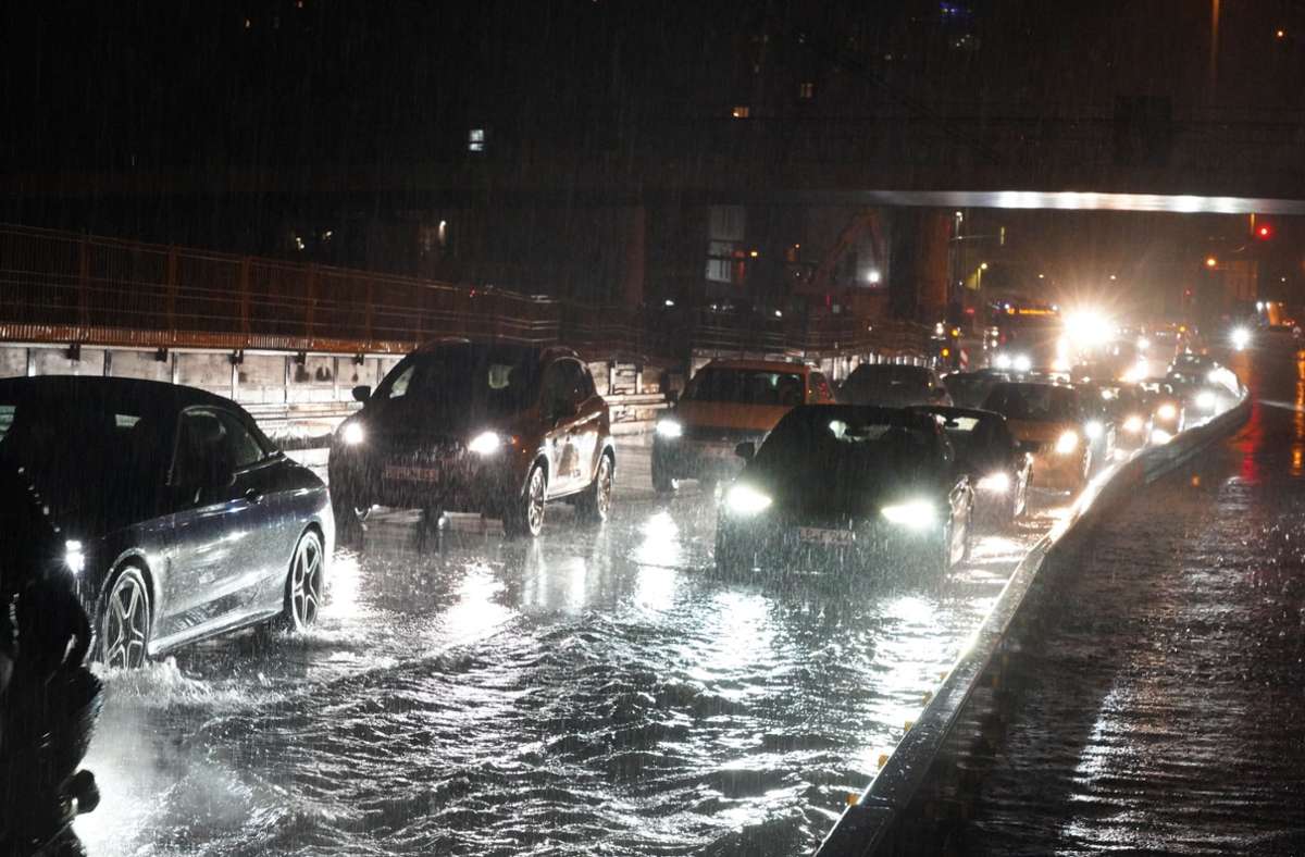 Autofahrer hatten am Samstagabend mit den Folgen von Starkregen zu kämpfen.