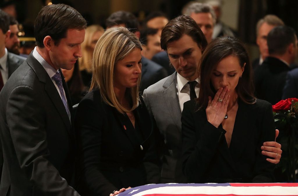 „Goodbye, Gampy“: Jenna Bush Hager (links) und Barbara Bush nehmen Abschied von ihrem Großvater George H.W. Bush.