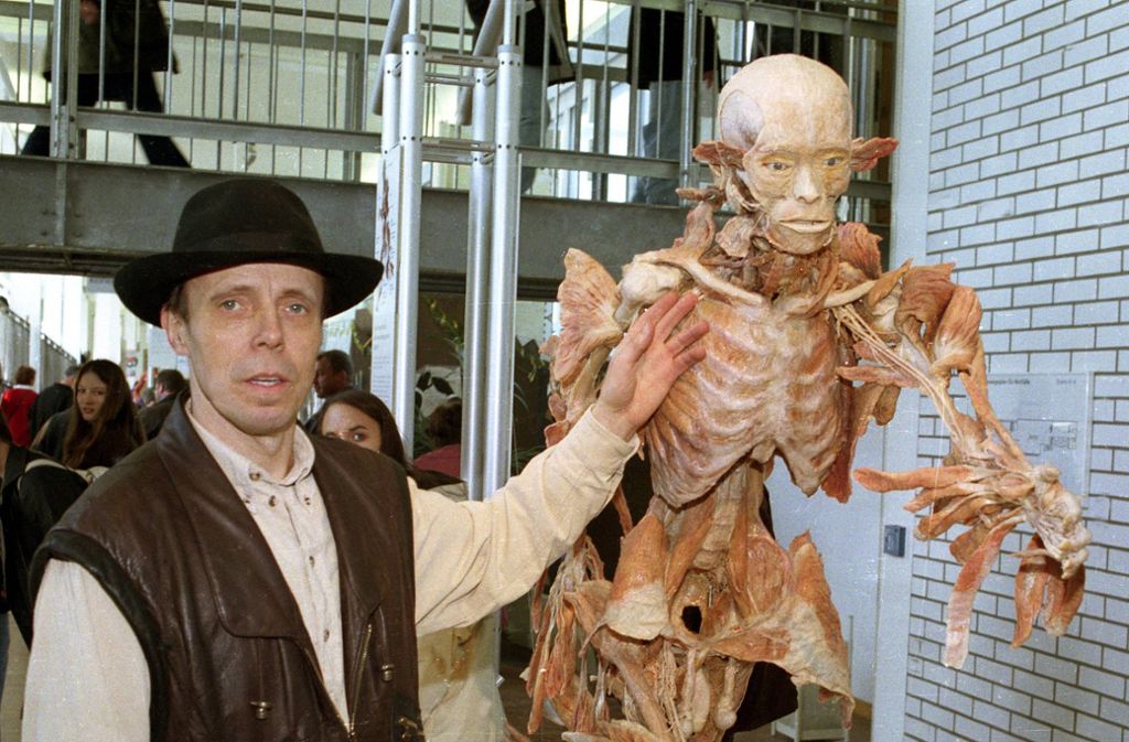 Gunther von Hagens vor einem Plastinat der Ausstellung  Körperwelten 1997 in Mannheim.